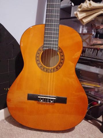 Akoestische gitaar  beschikbaar voor biedingen