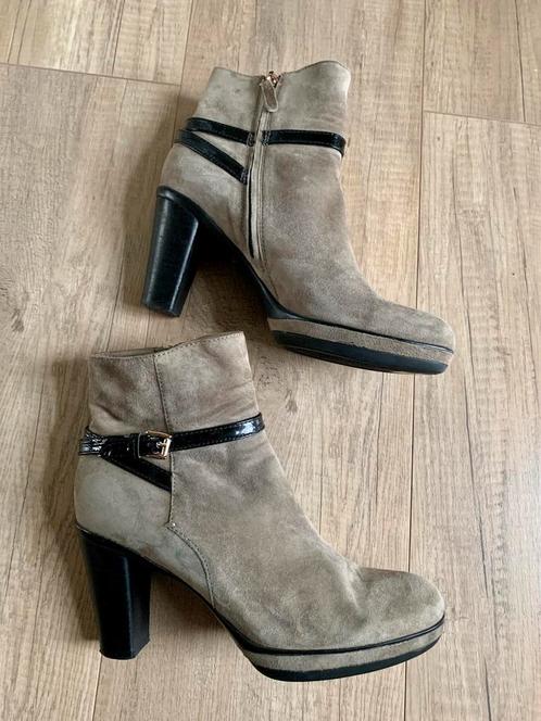 Di Lauro, ZGAN grijs suède enkellaars mt 40, Kleding | Dames, Schoenen, Zo goed als nieuw, Lage of Enkellaarzen, Grijs, Ophalen of Verzenden