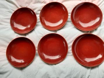 Montgolier rode keramieke borden beschikbaar voor biedingen