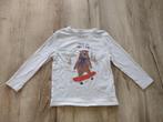 Mooie witte longsleeve met beer op skateboard, maat 104., Kinderen en Baby's, Kinderkleding | Maat 104, Jongen of Meisje, Gebruikt