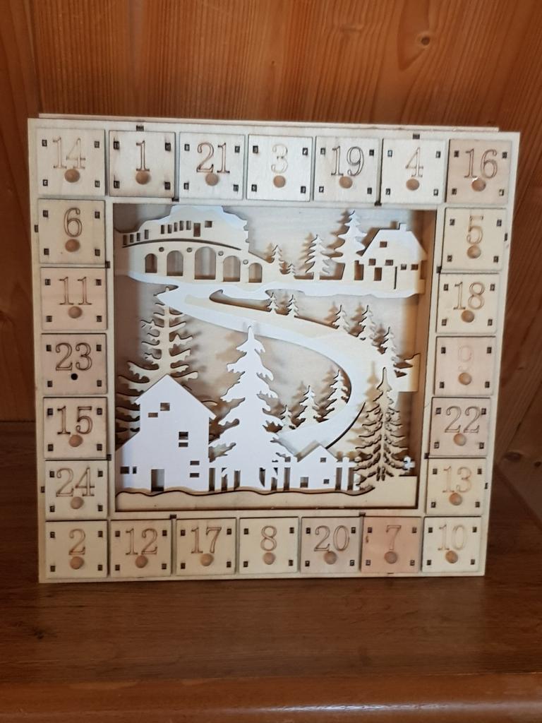 Prachtige houten adventskalender met verlichting., Diversen, Kerst, Ophalen of Verzenden, Zo goed als nieuw