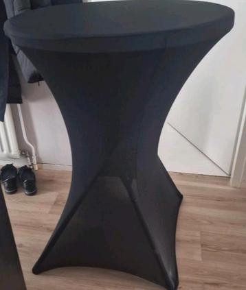 Te huur statafel met zwarte rok. 10 per dag. beschikbaar voor biedingen