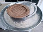 2 Grote Dienbladen + 1 Onderbord - Metaal Rotan - tot 60 cm, Huis en Inrichting, Ophalen of Verzenden, Gebruikt, Rond, Metaal