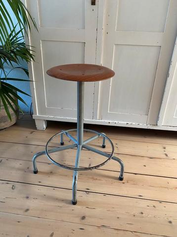 Vintage kruk beschikbaar voor biedingen