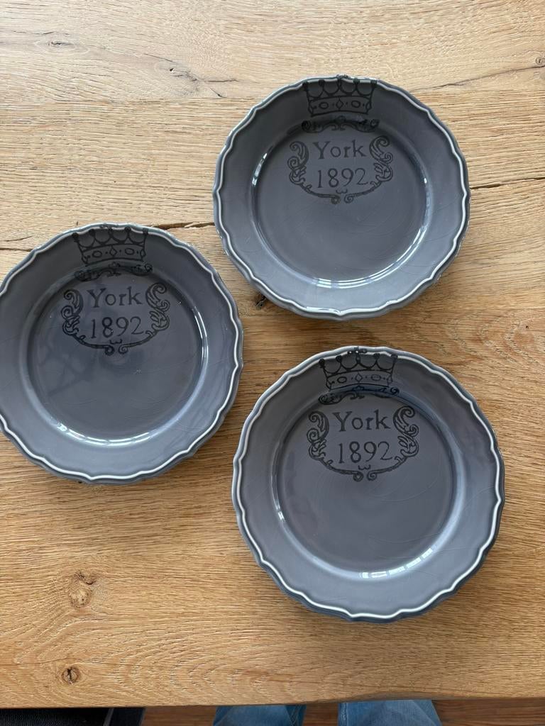 3 grijze ontbijtborden, Ophalen of Verzenden, Zo goed als nieuw, Bord(en), Overige stijlen