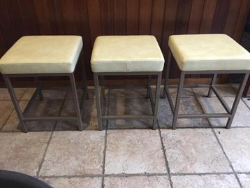 3 lage vintage krukjes beschikbaar voor biedingen
