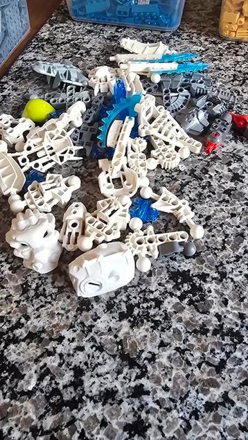 Lego bionicle onderdelen van o.a. Set 8732 en 8741.  beschikbaar voor biedingen