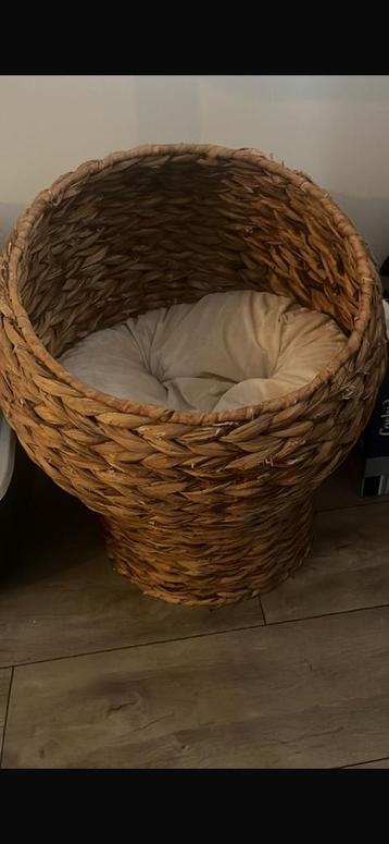Moderne kattenmand  beschikbaar voor biedingen