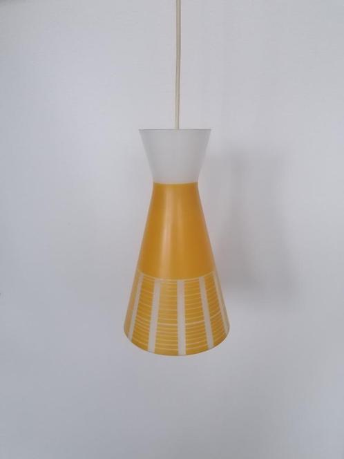 vintage fifties diabolo vorming glazen hanglamp  trendy geel, Antiek en Kunst, Antiek | Lampen, Verzenden