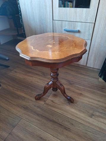 Antiek houten tafeltje - 58cm hoog, 54cm diameter beschikbaar voor biedingen