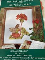 BORDUURPAKKET FLOWER FAIRIES GERANIUM FAIRY PLUS PLUS, Hobby en Vrije tijd, Borduren en Borduurmachines, Ophalen of Verzenden