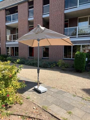 Shadowline balkonparasol met hoes én parasolvoet. beschikbaar voor biedingen