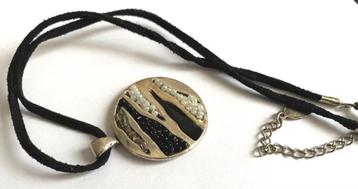 Prachtige Vintage ketting hanger verzilverd suede ketting beschikbaar voor biedingen