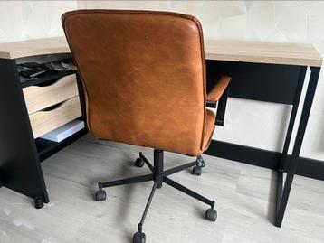 Mooi hoekbureau met stoel beschikbaar voor biedingen