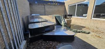 Groot podium/catwalk of tafels voor presentatie GRATIS beschikbaar voor biedingen