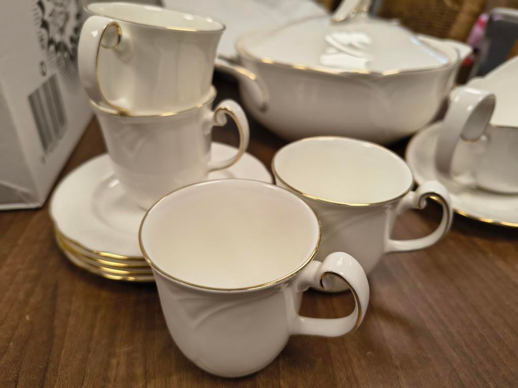 Royal Doulton en Royal Albert servies oa dekschaal, Ophalen of Verzenden, Zo goed als nieuw, Overige stijlen, Kop(pen) en/of Schotel(s)