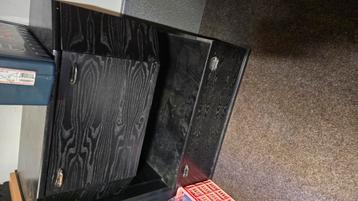 Zwarte pak kast gratis