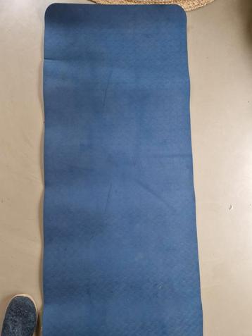 Blauwe yogamat beschikbaar voor biedingen