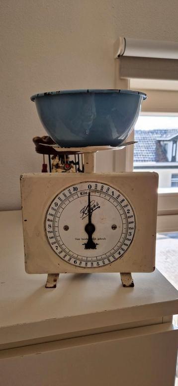 Brocant weegschaaltje met een lichtblauw emaille schaaltje beschikbaar voor biedingen