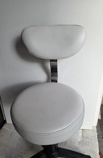 Comfortabele tabouret met rugleuning beschikbaar voor biedingen