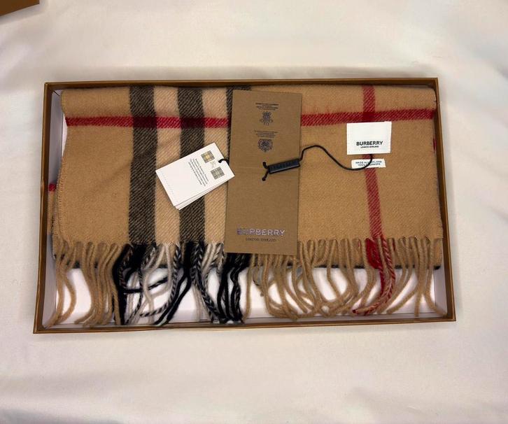 Burberry Check Cashmere Scarf – Nieuw & Ongebruikt, Kleding | Dames, Leggings, Maillots en Panty's, Nieuw, Maillot, Ophalen of Verzenden