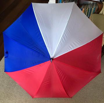 Grote gekleurde paraplu in rood, wit blauw. beschikbaar voor biedingen