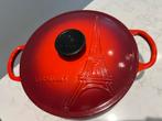 Le Creuset Marmite 22cm Eiffeltoren Kersenrood, Huis en Inrichting, Keuken | Potten en Pannen, Kookpan of Snelkookpan, Gietijzer