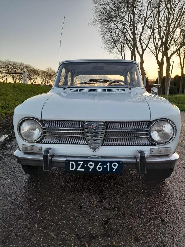 2X Alfa Romeo Giulia 1300 Unieke Italiaanse Oldtimer auto, Auto's, Oldtimers, Bedrijf, Alfa Romeo, Benzine, Sedan, Handgeschakeld
