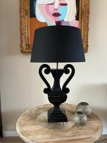 Tafellamp klassiek hout met zwarte gouden kap beschikbaar voor biedingen