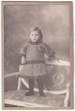 Foto op karton - Kind Meisje Jurk Stoel Bankje, Gebruikt, Foto, Ophalen of Verzenden, Voor 1940