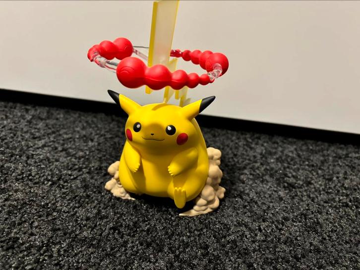 Pikachu figuurtje 25th celebrations, Hobby en Vrije tijd, Verzamelkaartspellen | Pokémon, Zo goed als nieuw, Overige typen, Ophalen of Verzenden