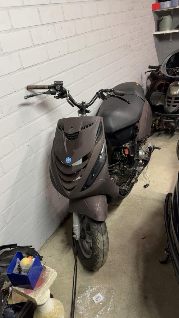 Piaggo zip LEES BESHRIJVING, Fietsen en Brommers, Scooters | Piaggio, Zo goed als nieuw, Zip, Tweetakt, Ophalen of Verzenden