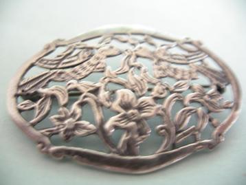 Een Oude Antieke Zilveren Broche met 2 Vogels en Bloemen beschikbaar voor biedingen