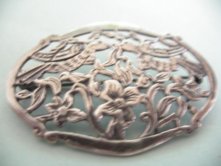 Een Oude Antieke Zilveren Broche met 2 Vogels en Bloemen, Sieraden, Tassen en Uiterlijk, Antieke sieraden, Broche, Zilver, Verzenden
