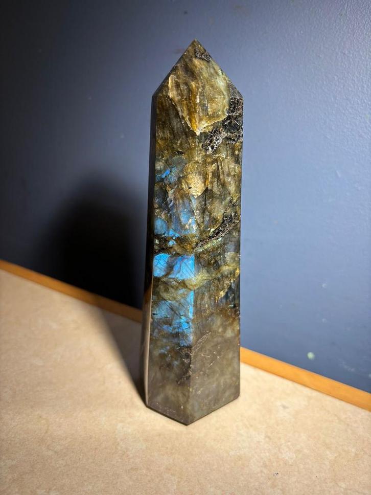 Labradoriet Obelisk - Prachtig Groot Exemplaar. 2, Verzamelen, Mineralen en Fossielen, Overige typen, Ophalen of Verzenden