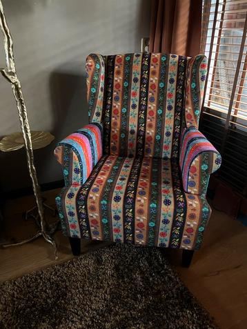 Kleurrijke fauteuil met bloemenmotief beschikbaar voor biedingen