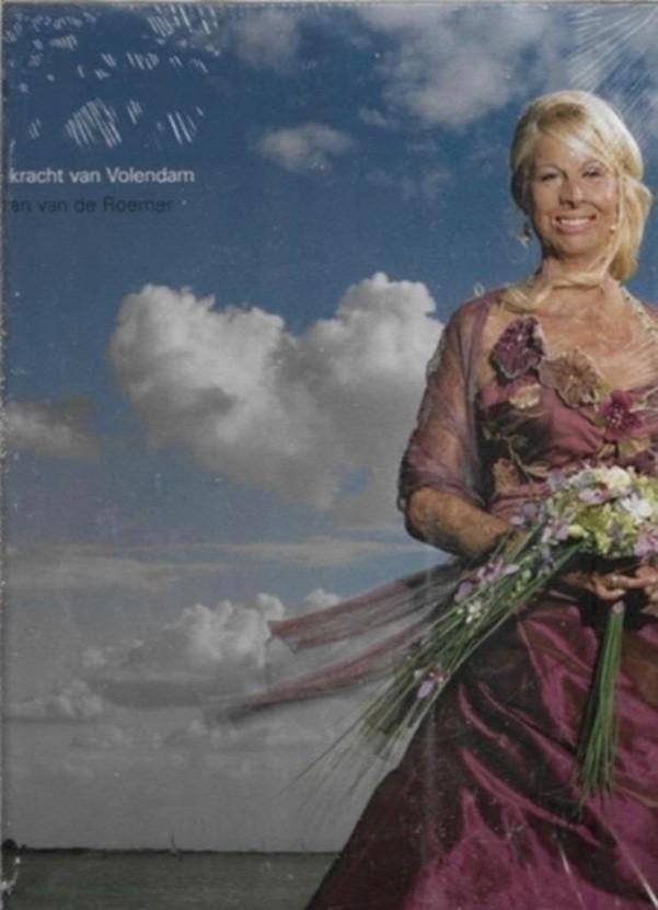 Suzan Van De Roemer De kracht van Volendam (in plastic), Boeken, Kunst en Cultuur | Fotografie en Design, Nieuw, Fotografen, Ophalen of Verzenden