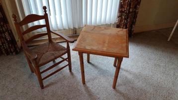 Antiek kindertafeltje en -stoeltje beschikbaar voor biedingen