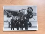 Oude foto KLM bemanning voor Fokker F-18 vliegtuig, Verzamelen, Luchtvaart en Vliegtuigspotten, Ophalen of Verzenden, Zo goed als nieuw
