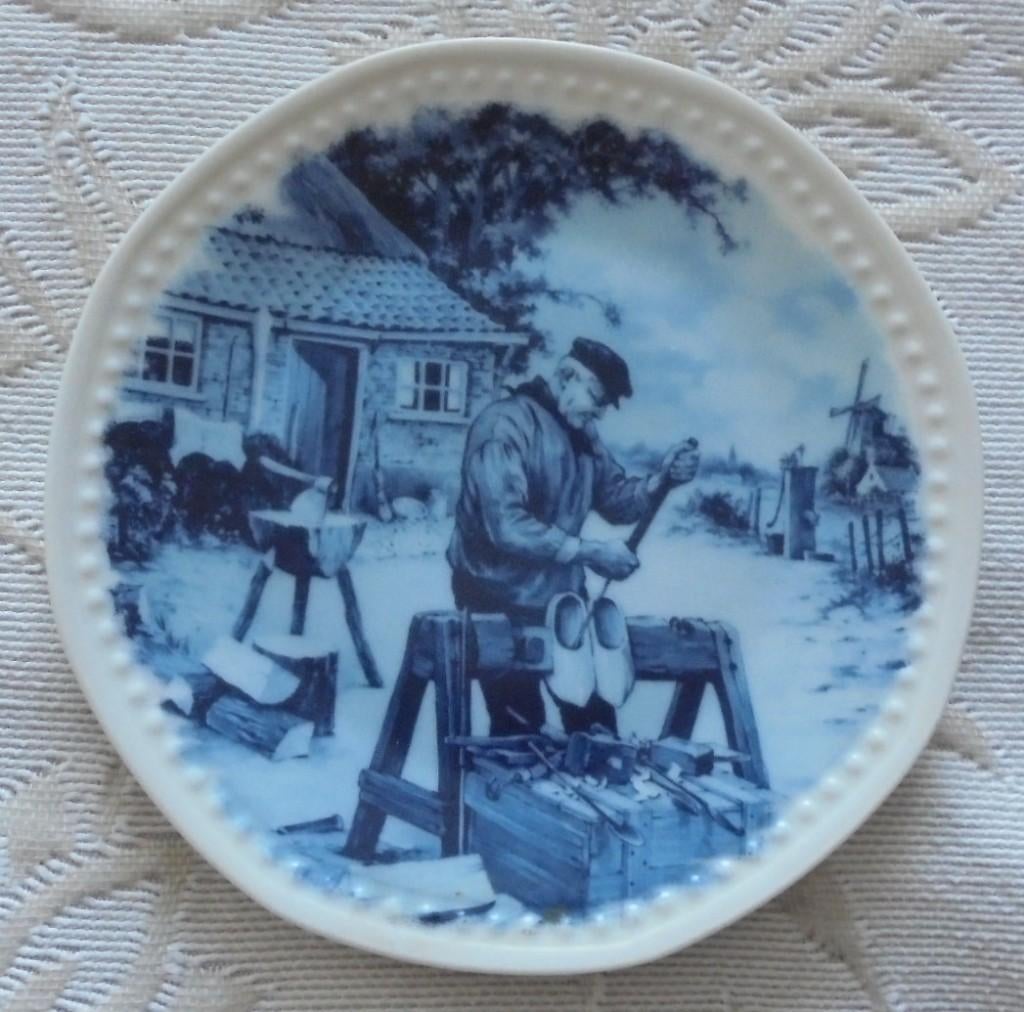 Delfts blauw wandbord met afbeelding klompenmaker., Antiek en Kunst, Verzenden