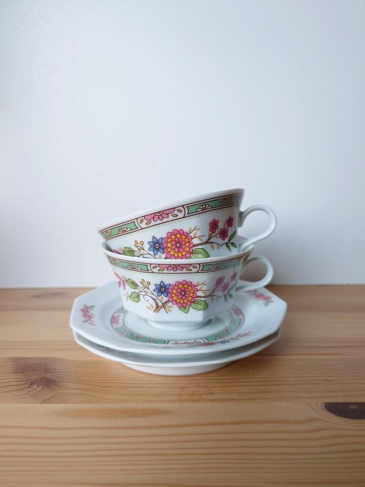 vintage kop en schotel set van 2 met bloemen print, Verzamelen, Porselein, Kristal en Bestek, Zo goed als nieuw, Kop en/of schotel