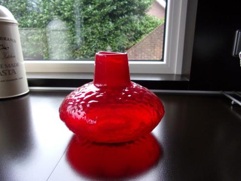 VINTAGE ROOD GLAS GLAZEN VAAS HANDGEMAAKT APARTE VORM VAAS, Verzamelen, Glas en Borrelglaasjes, Zo goed als nieuw, Overige typen