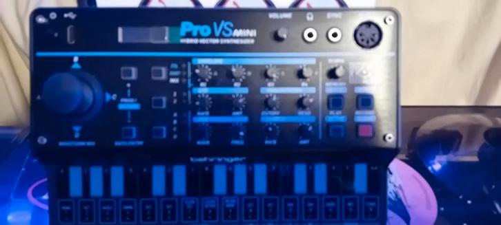 Behringer Pro vs Mini, Muziek en Instrumenten, Synthesizers, Zo goed als nieuw, Overige aantallen, Overige merken, Ophalen of Verzenden