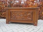 dekenkist met houtsnijwerk en koperen handvaten, Huis en Inrichting, Woonaccessoires | Kisten, Ophalen, Gebruikt, 100 tot 150 cm