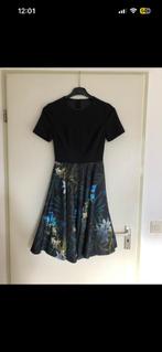 Ted Baker twilight dress zwart bloemen gala, Kleding | Dames, Jurken, Zwart, Ophalen of Verzenden, Zo goed als nieuw, Knielengte