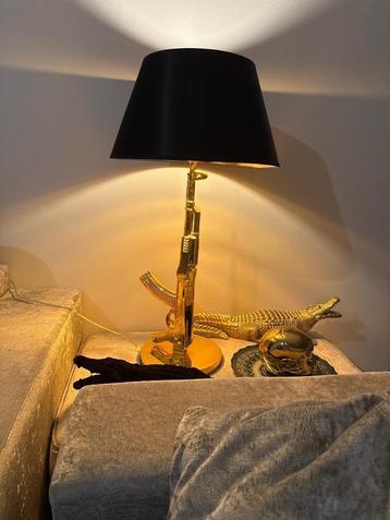 Ak 47 tafel lamp 95cm hoog goud beschikbaar voor biedingen