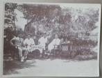 foto 4 jonge mannen in tuin Nederlands-Indië 1920's, Verzamelen, Foto's en Prenten, Gebruikt, Foto, Voor 1940, Verzenden
