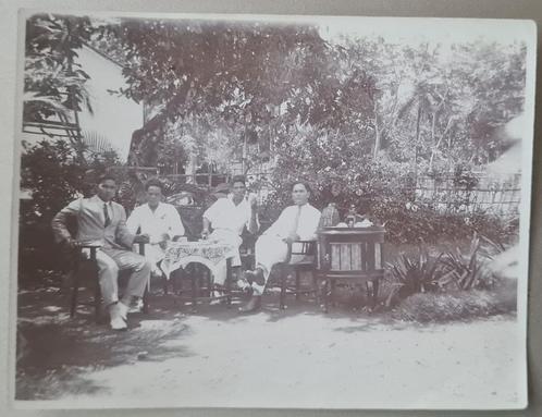 foto 4 jonge mannen in tuin Nederlands-Indië 1920's, Verzamelen, Foto's en Prenten, Gebruikt, Foto, Overige onderwerpen, Voor 1940