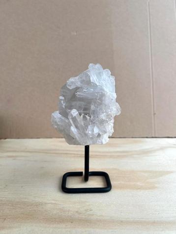 Bergkristal op voet beschikbaar voor biedingen