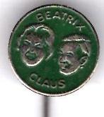 Beatrix en Claus groen op koper speldje ( K_002a ), Verzamelen, Verzenden, Nieuw, Figuurtje, Speldje of Pin